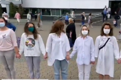 В білому і з квітами: білоруські жінки влаштували акцію протесту