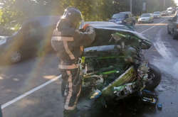 Рятувальники відключили акумулятори автомобілів для запобігання виникнення пожежі