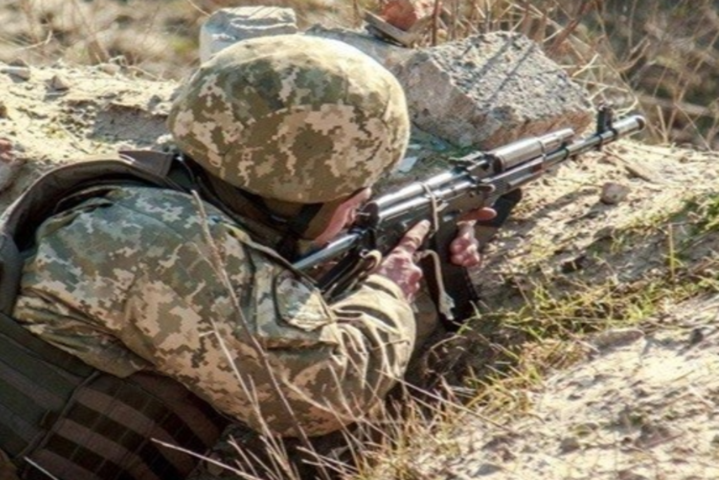 Окупанти на Донбасі двічі обстріляли українських захисників