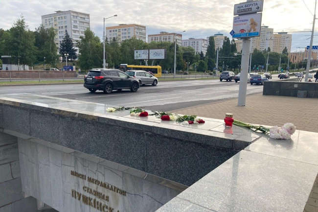 Стихійний меморіал у пам'ять про загибель мирного протестувальника знищили в Мінську