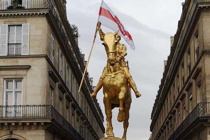 Пам’ятник Жанні Д’Арк у Парижі прикрасив білоруський прапор