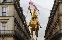 У Парижі на пам'ятник Жанні Д'Арк повісили білоруський прапор