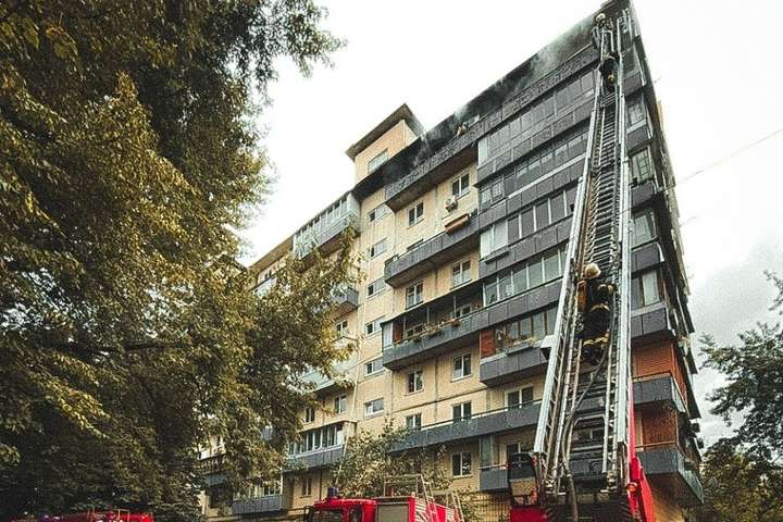 У багатоповерхівці в Києві згоріла квартира (фото)