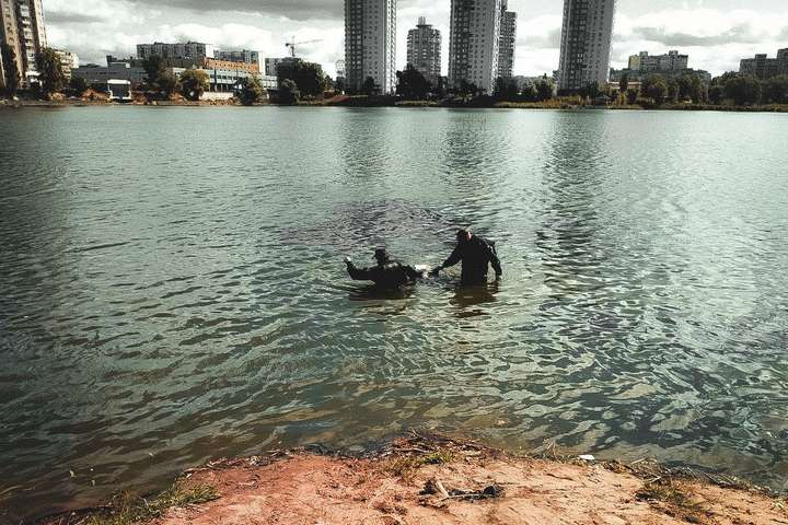 Смерть на воді: водолази дістали тіло чоловіка з озера на Оболоні (фото)