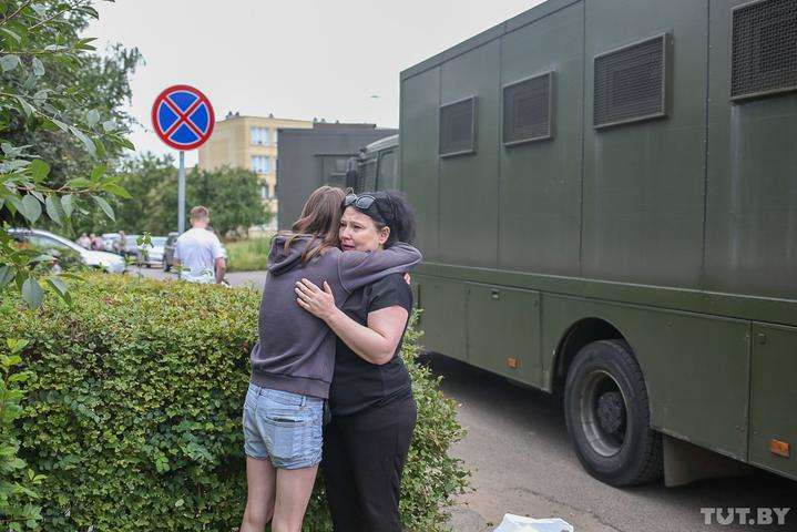 «Ми вас навчимо, за кого голосувати. Ми вас навчимо, кого любити»: затриманих в Білорусі почали випускати (відео)
