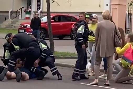 Силовики затримали у Мінську українських волонтерів 