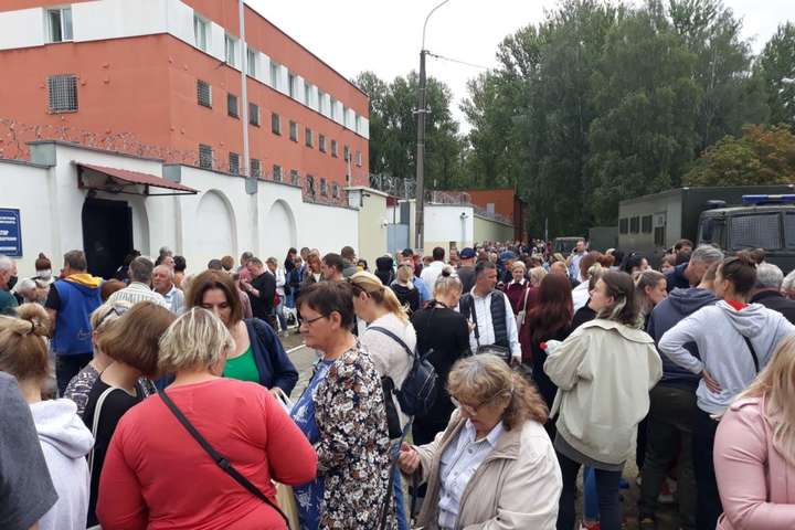 Під СІЗО у Мінську зібрались люди: вони чують крики затриманих і плачуть 