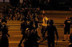 «Я чекаю від вас наказу!»: білоруський дільничний визнав Тихановську законно обраним президентом