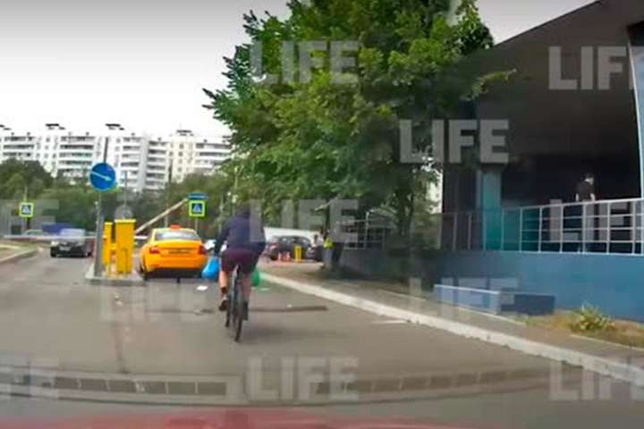 У Москві велосипедист отримав по голові за те, що хотів проїхати за таксі через шлагбаум