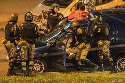 Білоруський ОМОН затримує учасників протесту 