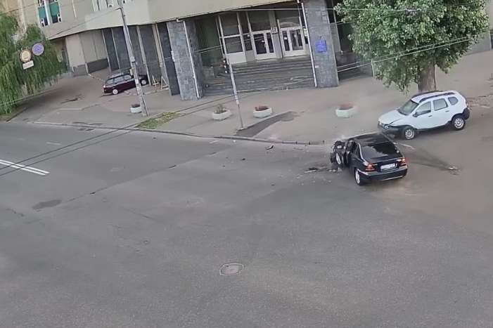 У центрі Києва водійка Mercedes влаштувала ДТП (відео)