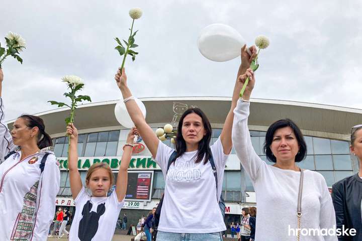 Білі квіти на знак протесту: тисячі жінок в столиці Білорусі вийшли на нову акцію протесту (відео)