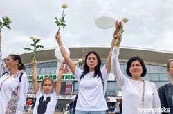 Білі квіти на знак протесту: у Мінську тисячі жінок вчергове вийшли на вулицю
