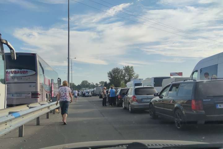 У чергах на кордоні з Угорщиною застрягли майже 400 авто