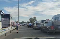 У чергах на кордоні з Угорщиною застрягли майже 400 авто