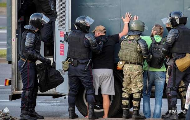 Протести у Білорусі: Офіс президента вимагає звільнити затриманих українців 