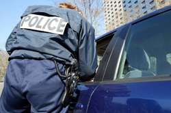 У Франції поліцейський підпалив чоловіка електрошокером