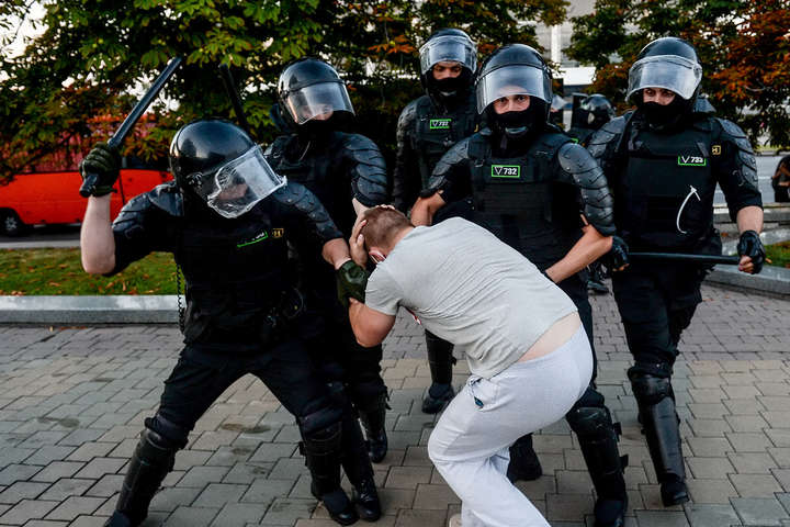 Глава МВС Білорусі вибачився за травми випадкових людей на протестах