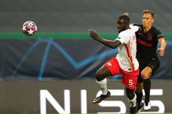 Боротьба за м'яч у чвертьфіналі Ліги чемпіонів