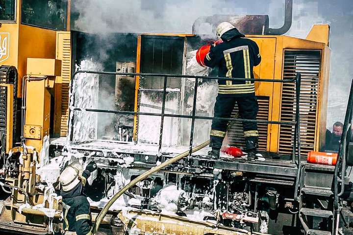 На залізниці в Києві згорів локомотив (фото)