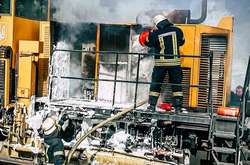 На залізниці в Києві згорів локомотив (фото)