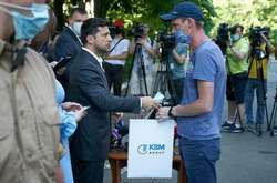 Зеленский раздал квартиры пострадавшим от взрыва многоэтажки на Позняках