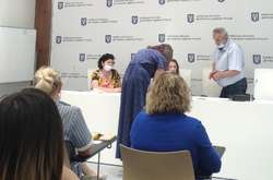 На засіданні Київської міської виборчої комісії у членів ТВК маски були на підборідді