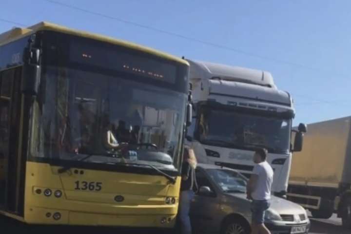 Через ДТП на Дарницькій площі транспортний колапс (відео)