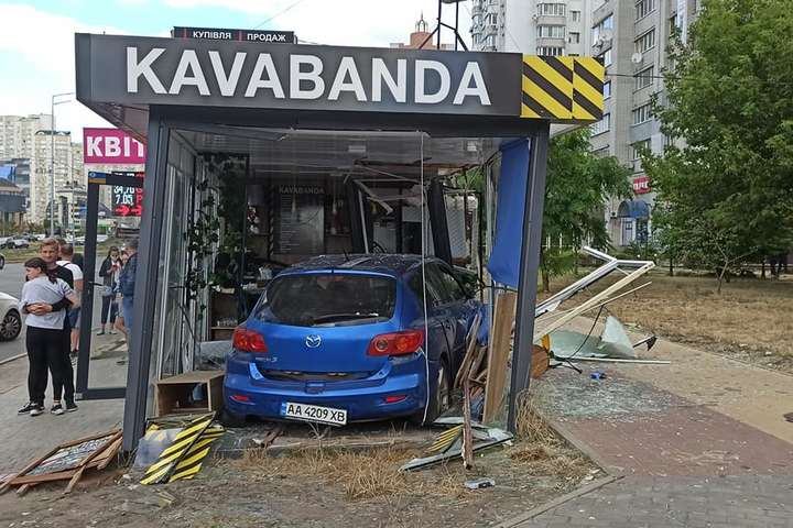 У Києві Mazda влетіла в кав’ярню на зупинці: є постраждалі (фото)