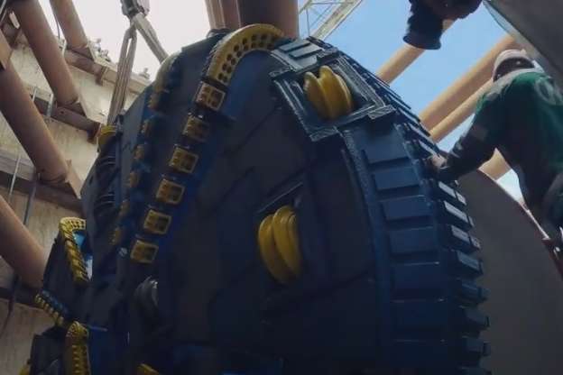 Метро на Виноградар: встановлено 60-тонний щит для прокладання тунелю (відео)
