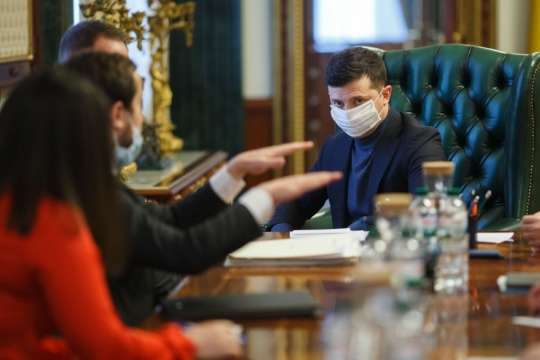 Нарада у Зеленського: Україна опинилась на межі другої хвилі коронавірусу  
