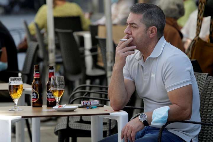 Іспанія забороняє курцям палити без належної дистанції