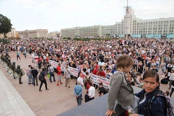 Шостий день протестів: у центрі Мінська зібралися тисячі людей 
