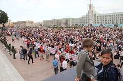  Люди збираються в центрі Мінська 