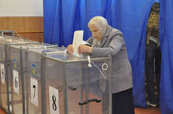 Українці під час голосування на виборчих дільницях