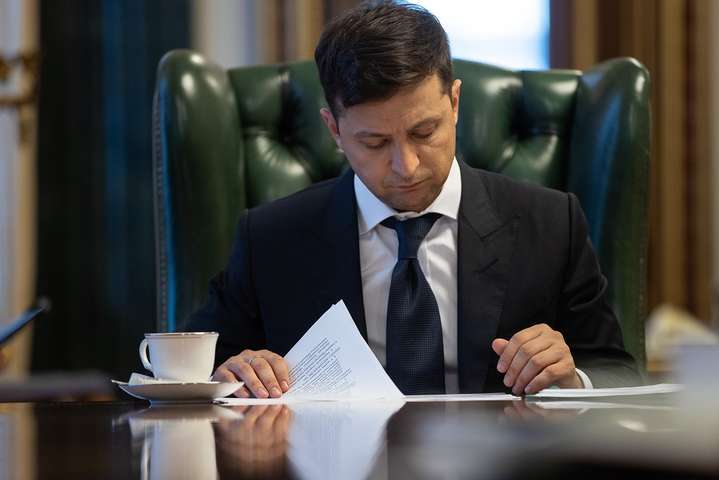 Зеленський звільнив з посади голів райдержадміністрацій в двох областях