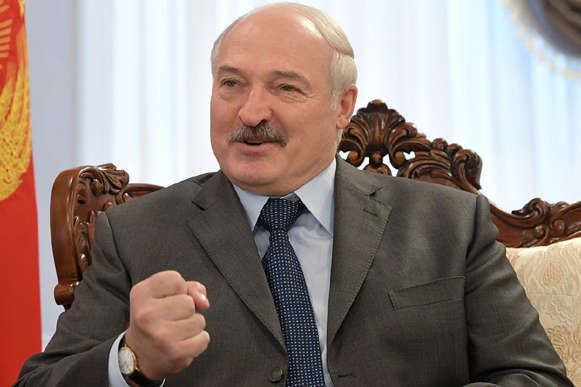 Поки у Білорусі мільйони протестують, Лукашенко вітає артистів та розшаркується з Індією та Кореєю