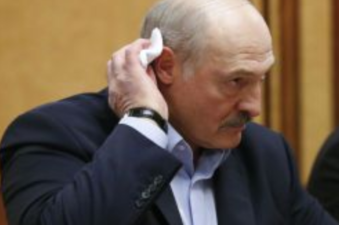 Bloomberg: оточення Лукашенка вивчає можливість його втечі до Росії