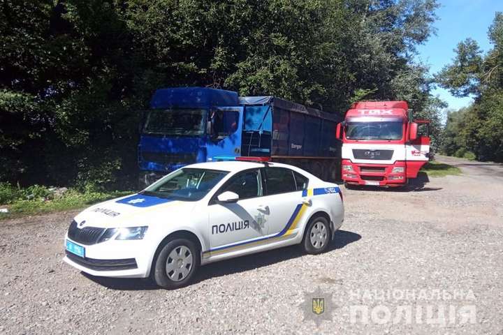 На Житомирщині поліція затримала дві фури з «львівським сміттям»