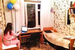 Мешканці гуртожитку мають перебувати поза кімнатами лише у респіраторі або захисній масці