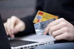 Новая афера с банковскими картами: продавец супермаркета обокрал десятки людей