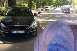 Водій своїм автомобілем перегородив рух по тротуару для пішоходів