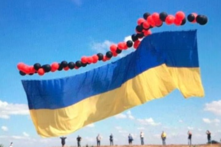 Над окупованим Кримом замайорів український прапор