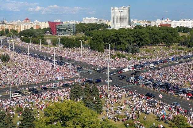 Найбільші протести в історії Білорусі. На вулиці Мінська вийшло до 200 тисяч людей