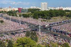 Найбільші протести в історії Білорусі. На вулиці Мінська вийшло до 200 тисяч людей