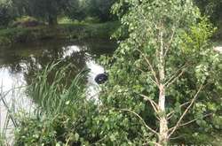 На Закарпатті автомобіль з’їхав в озеро: є загиблий