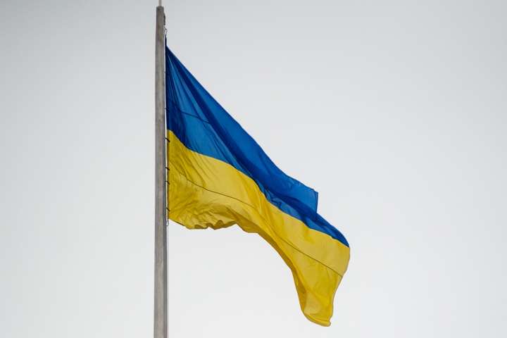 У Києві почали встановлювати флагшток для найбільшого прапора України: фото