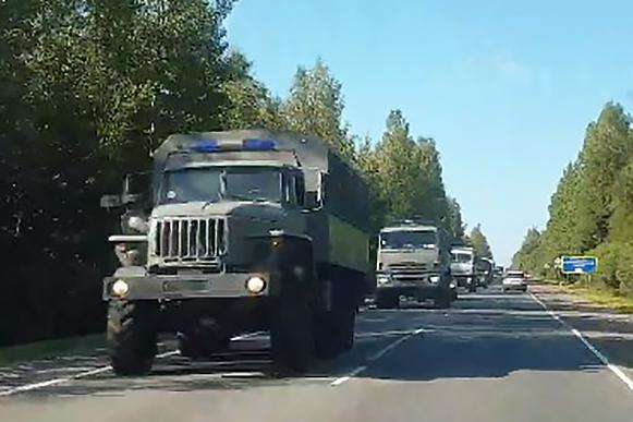Россия перебрасывает автозаки и военных к границе с Беларусью (видео)