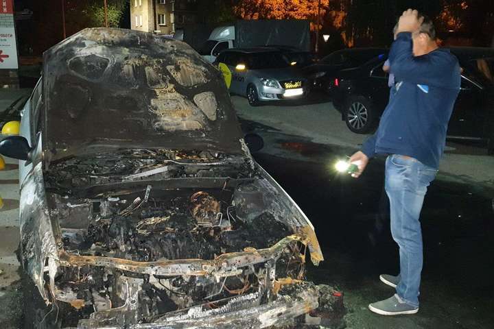 Под Киевом неизвестные сожгли автомобиль программы «Схемы» фото