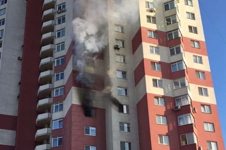 Серйозна пожежа в Києві: палає багатоповерхівка (фото)